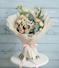 Букет цветов из:  Розы и Лизиантусы в Нижнетроицкий