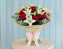 Букет цветов из:  Лилии и Розы в Нижнетроицкий