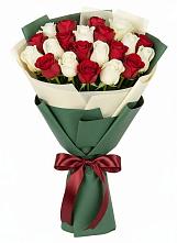 Букет Микс из красных и белых роз в Нижнетроицкий