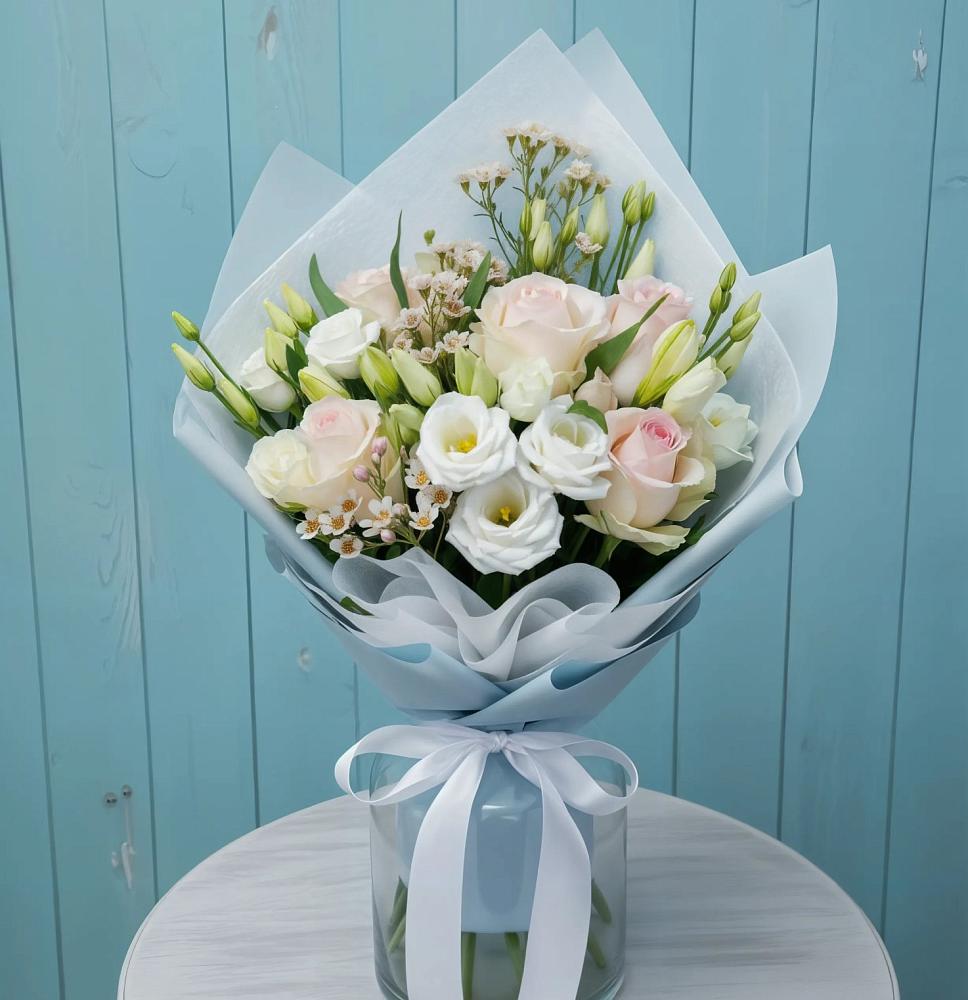 Букет цветов из: Розы и Лизиантусы в Нижнетроицкий