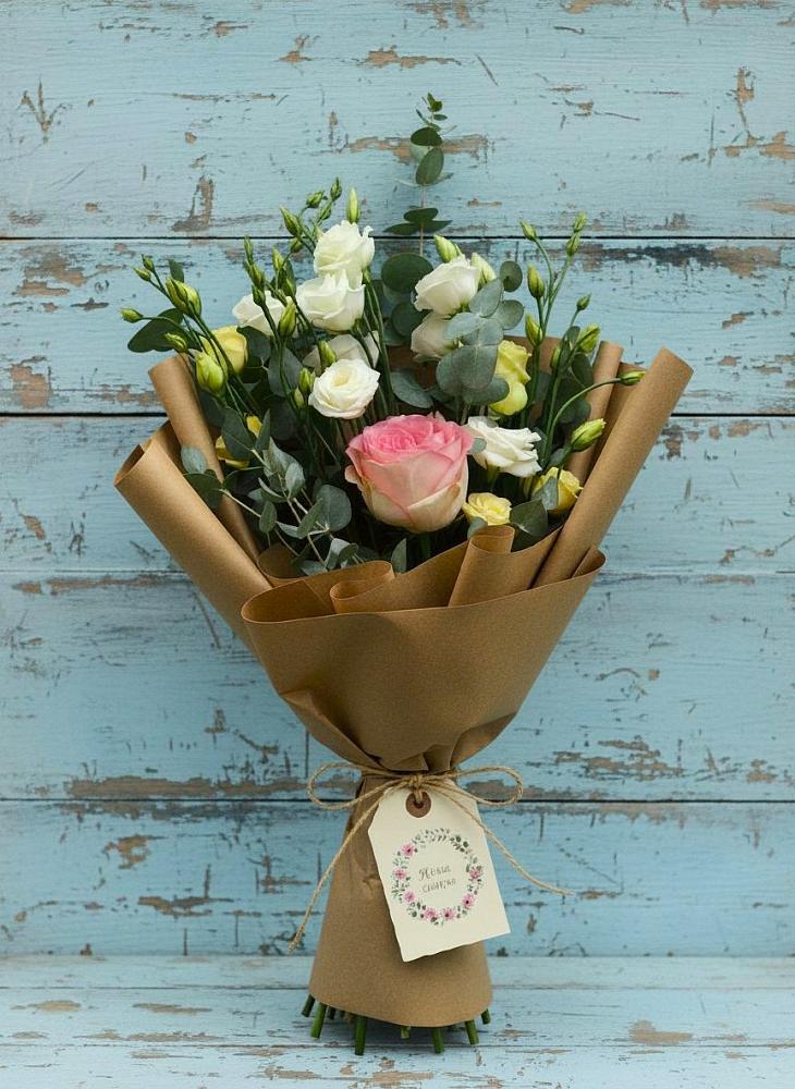 Букет цветов из: Розы и Лизиантусы в Нижнетроицкий