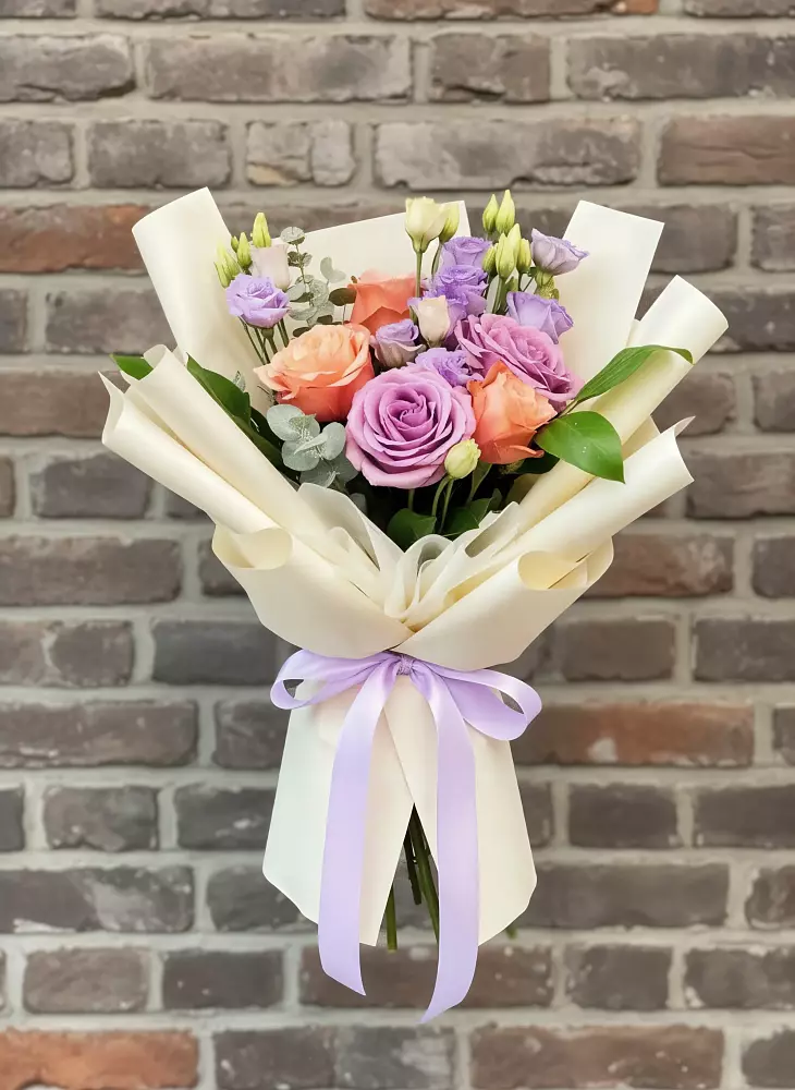 Букет цветов из: Лизиантусы и Розы в Нижнетроицкий