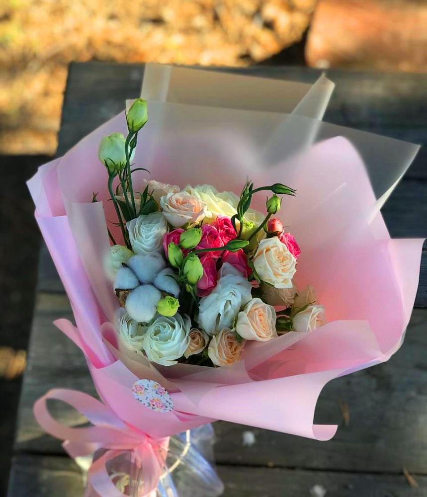 Букет цветов из: Розы и Лизиантусы в Нижнетроицкий