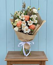 Букет цветов из:  Альстромерии, Лизиантусы, Розы и Хризантемы в Нижнетроицкий