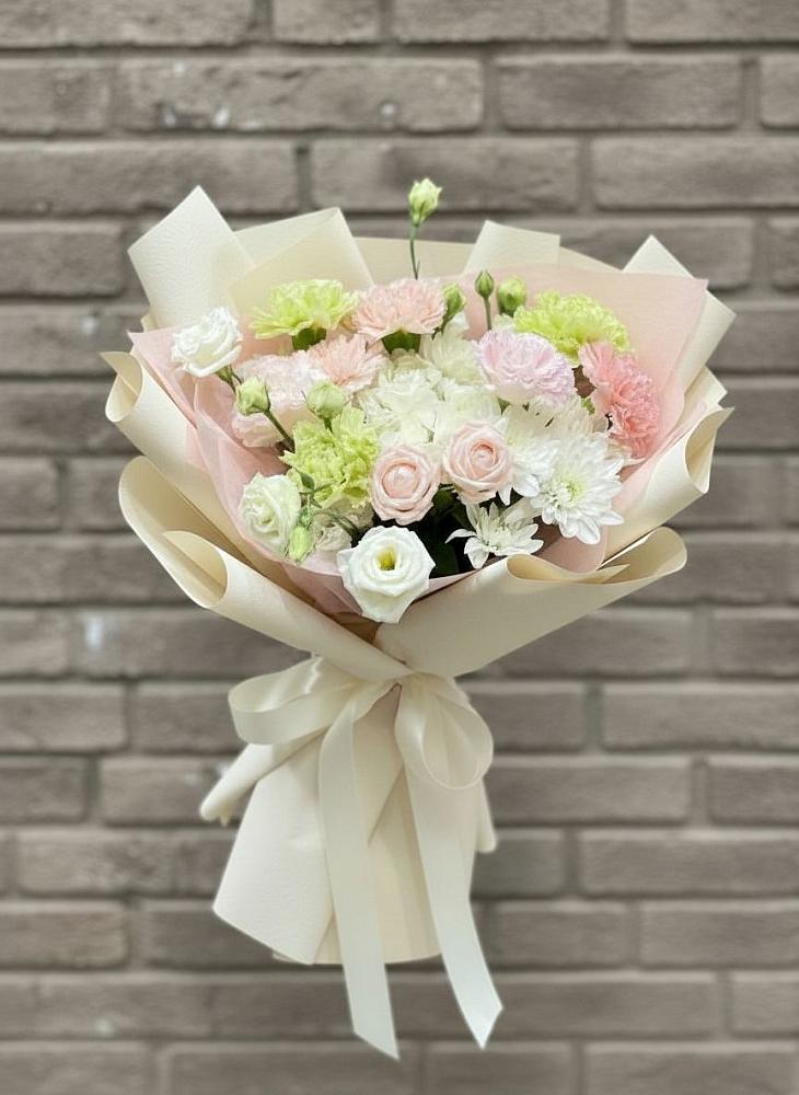 Букет цветов из: Гвоздики, Розы, Лизиантусы и Хризантемы в Нижнетроицкий