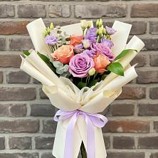 Букет цветов из:  Лизиантусы и Розы в Нижнетроицкий