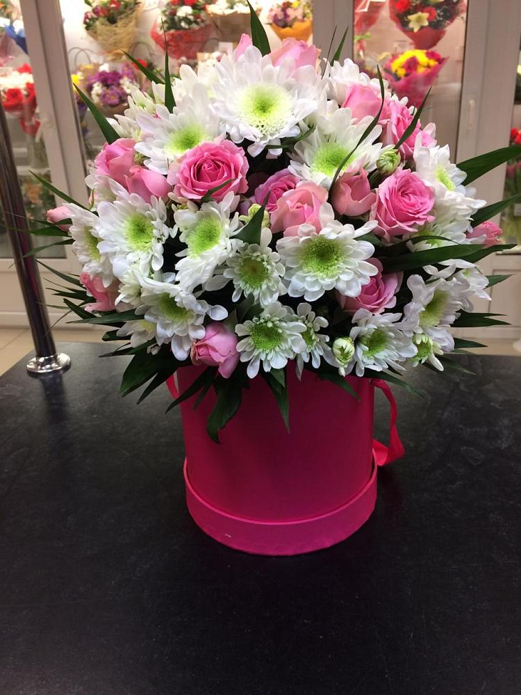 Цветочная композиция из Розы и Хризантемы в шляпной коробке в Нижнетроицкий