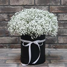 Цветочная композиция из Гипсофила в шляпной коробке в Нижнетроицкий
