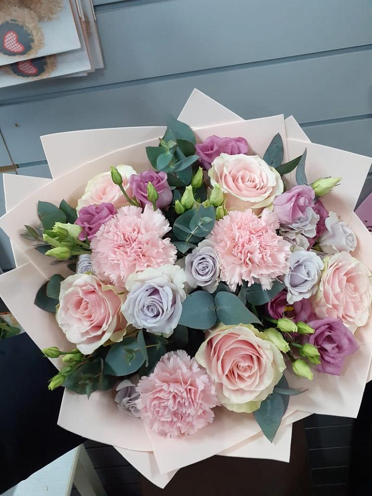 Букет цветов из: Розы, Гвоздики и Лизиантусы в Нижнетроицкий