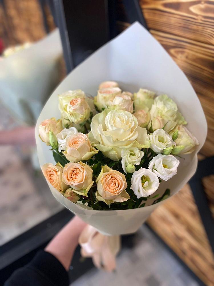 Букет цветов из: Розы и Лизиантусы в Нижнетроицкий