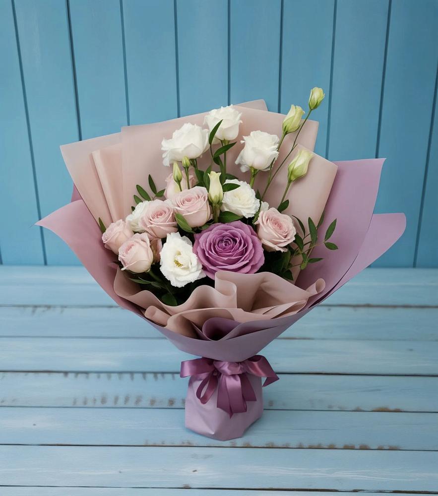 Букет цветов из: Розы и Лизиантусы в Нижнетроицкий